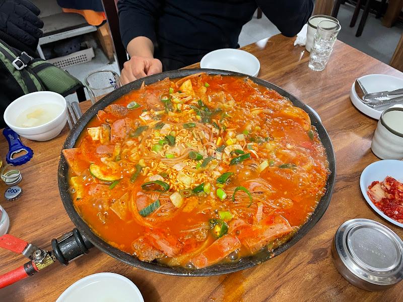 김치와 햄, 소시지가 어우러진 부대찌개