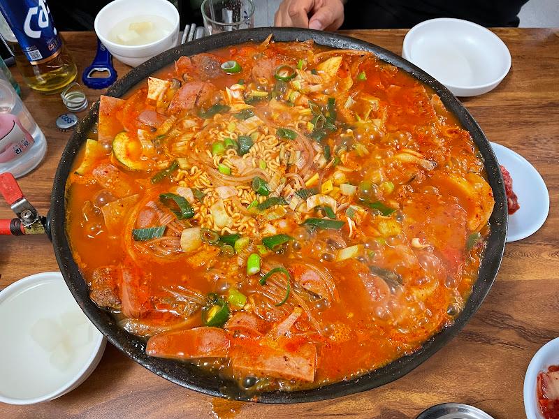 푸짐하게 담긴 부대찌개의 내용물