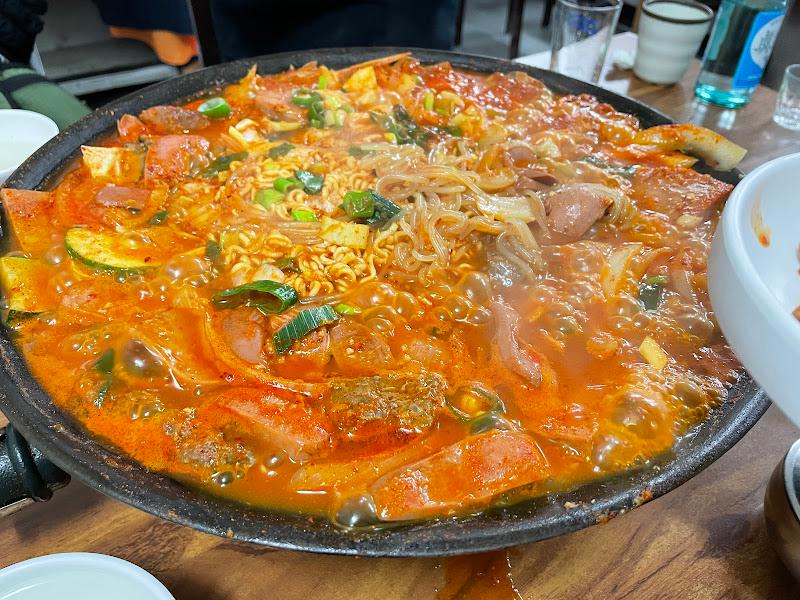 보글보글 끓는 부대찌개