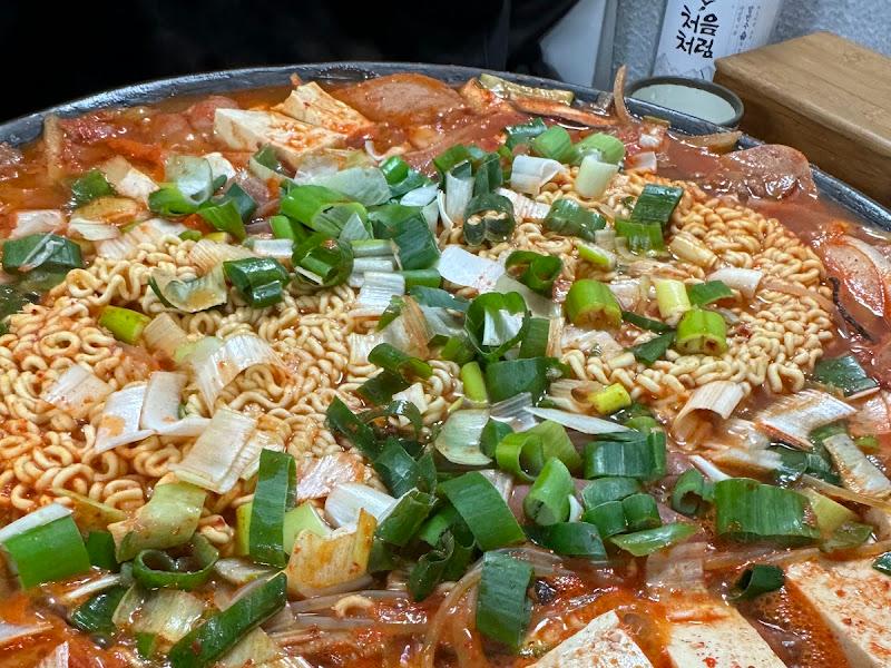 쑥갓과 파가 듬뿍 올라간 부대찌개