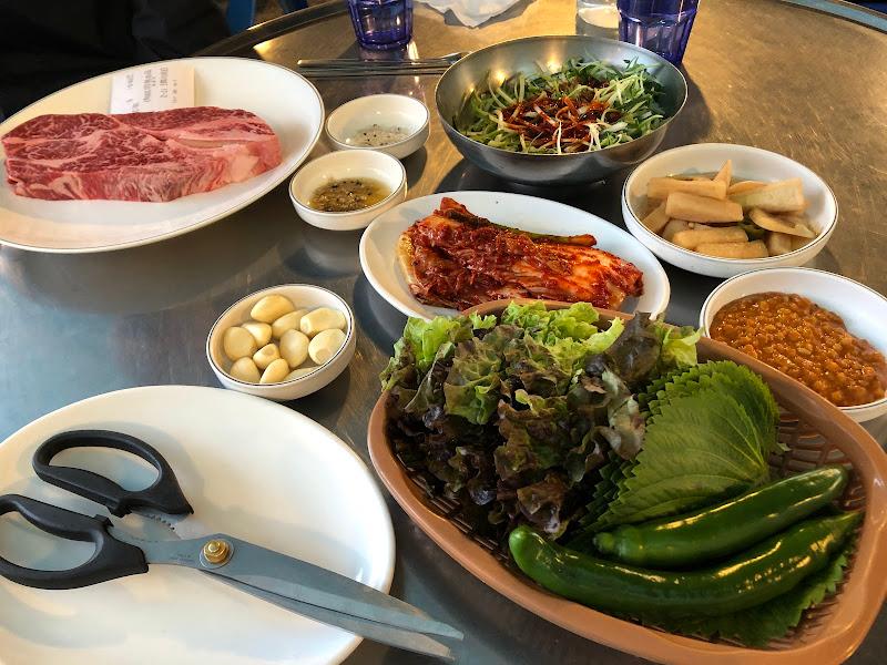 김이 모락모락 나는 부대찌개