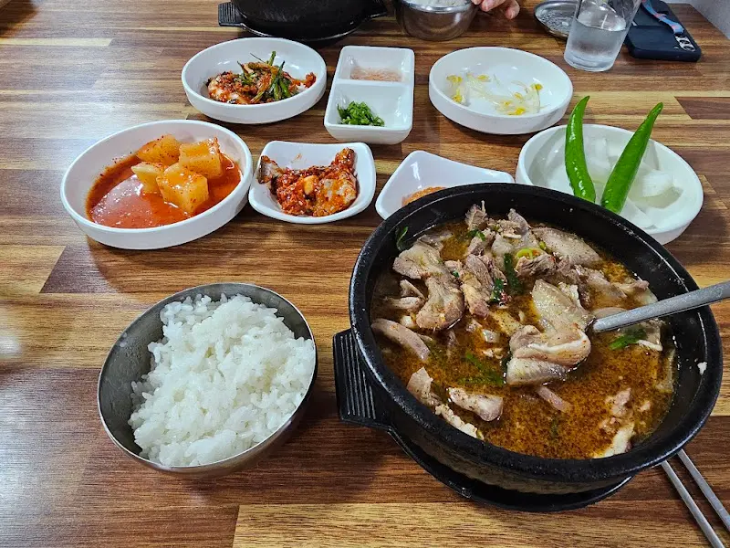 국밥과 밑반찬 전체샷