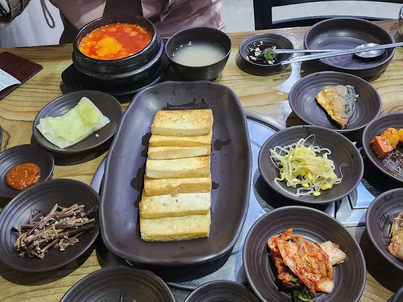 한 상 가득 차려진 음식