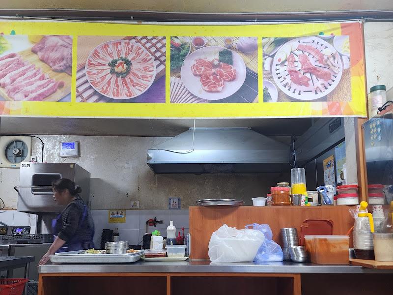 식당 내부 주방 모습