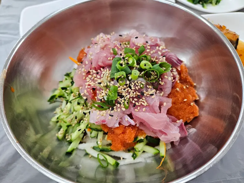 물회에 오이, 배, 쪽파, 깨가 듬뿍 올려진 모습