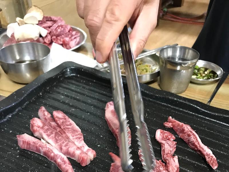 고기를 굽는 모습