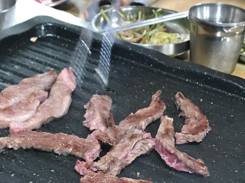 불판 위의 고기