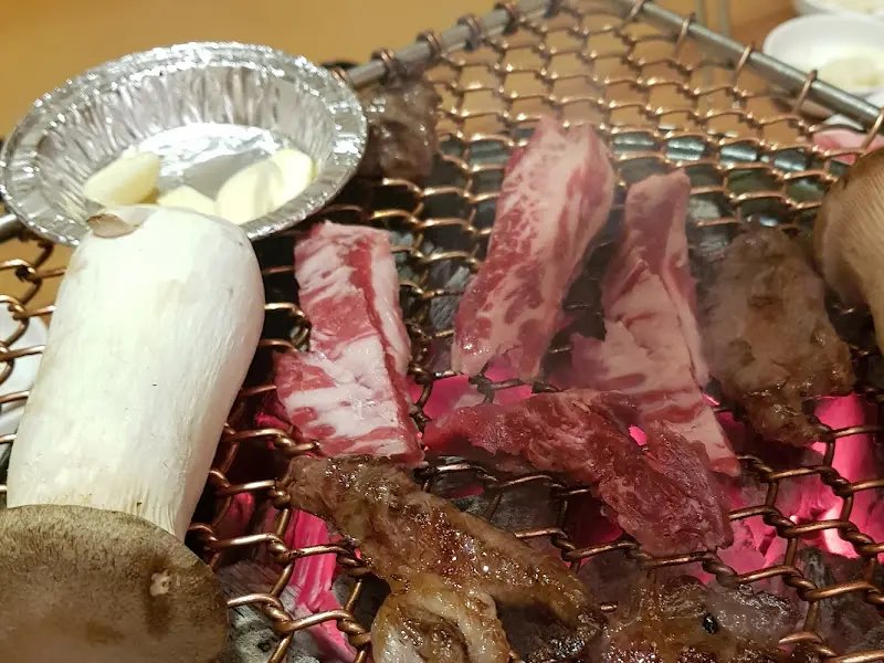 숯불에 구워진 소고기