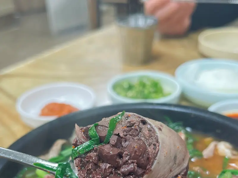 숟가락으로 들어올린 피순대의 모습