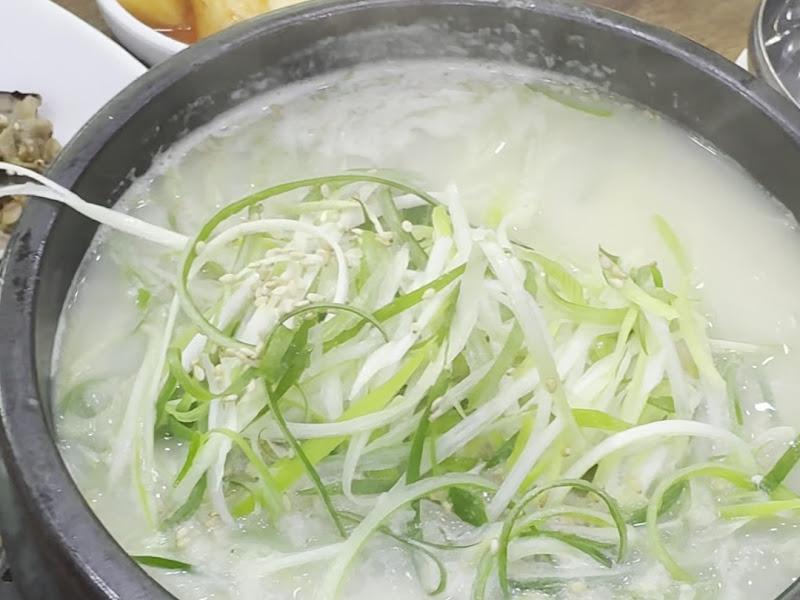 뽀얀 국물과 파채의 조화