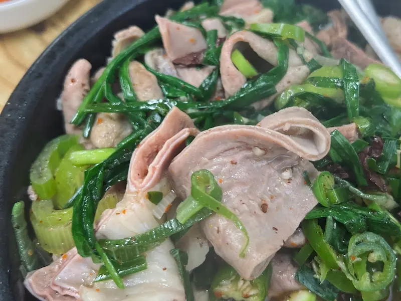 푸짐하게 들어있는 머릿고기와 내장