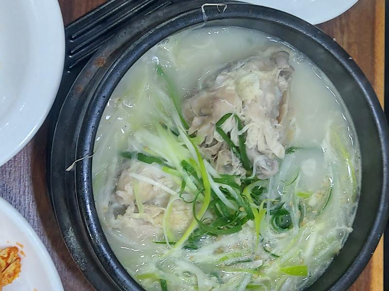 뚝배기 안에서 웅크리고 있는 닭