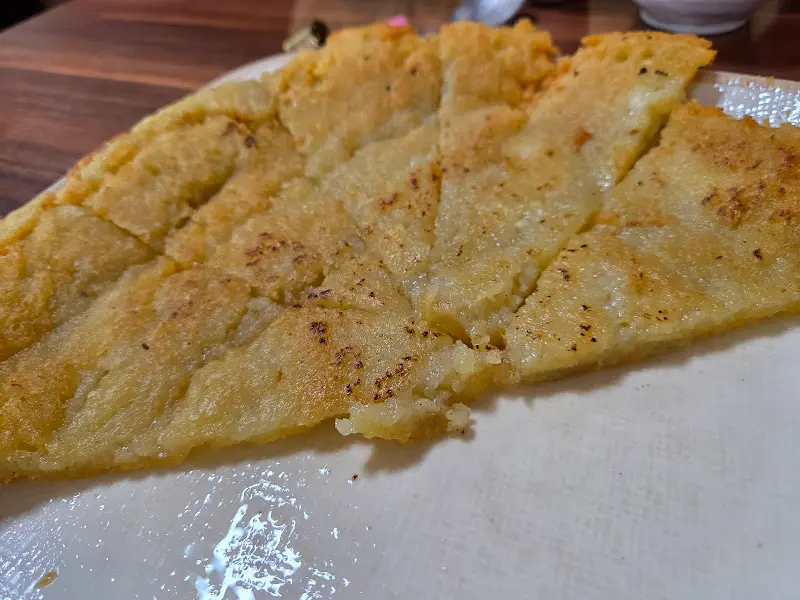 노릇하게 구워진 감자전