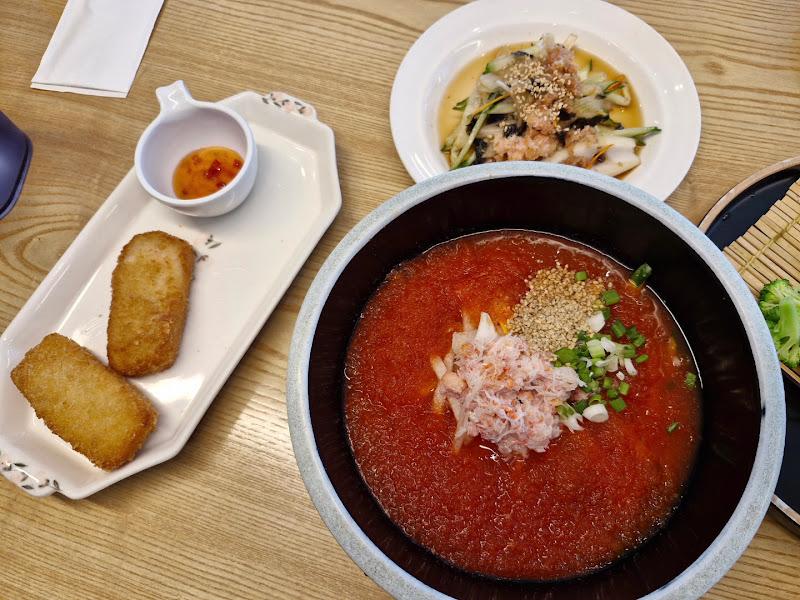 신선한 해산물이 가득한 물회