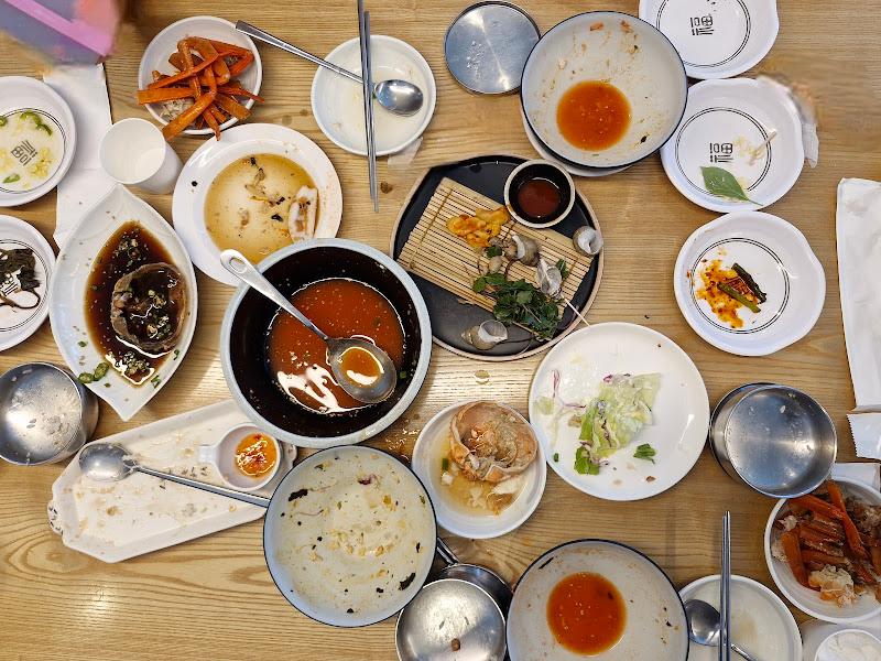 깔끔하게 비워진 식탁