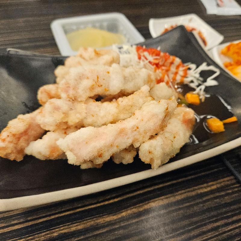 윤기가 흐르는 지존 탕수육