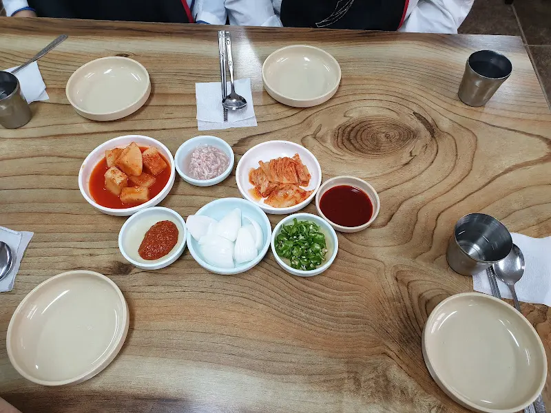 테이블 위에 놓인 밑반찬들