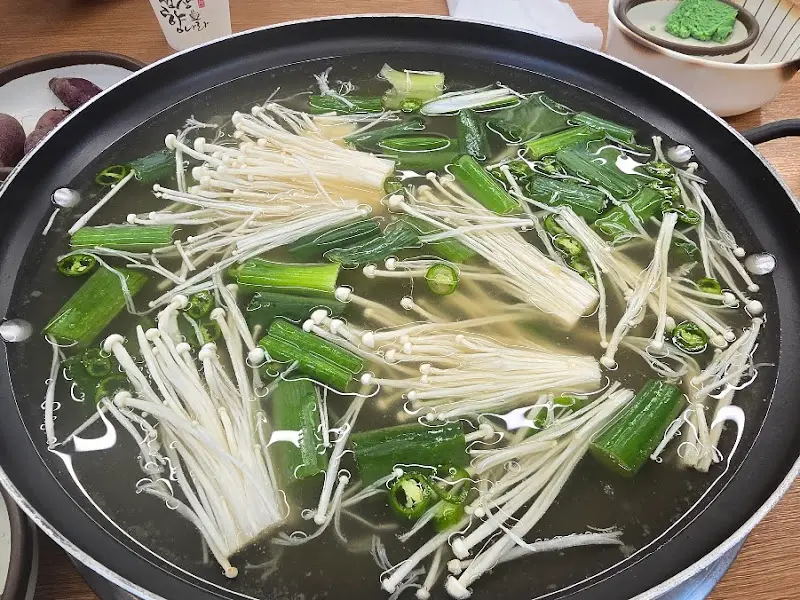 야채와 함께 끓인 육수