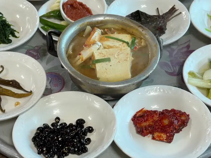 꽃게탕과 반찬들