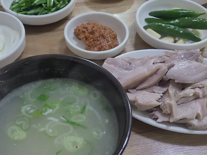 다채로운 밑반찬 구성