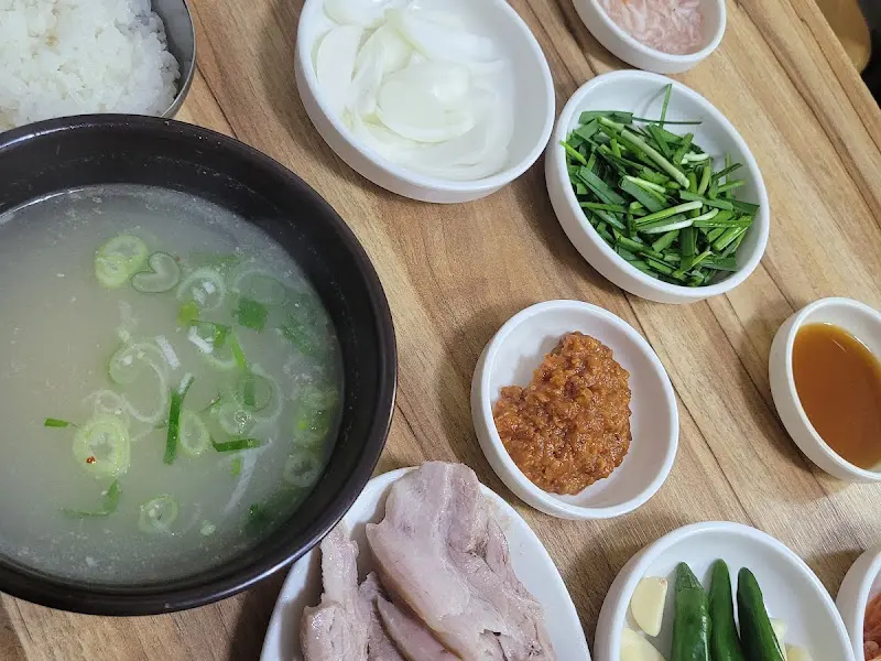 정갈하게 담겨 나온 밥과 국물