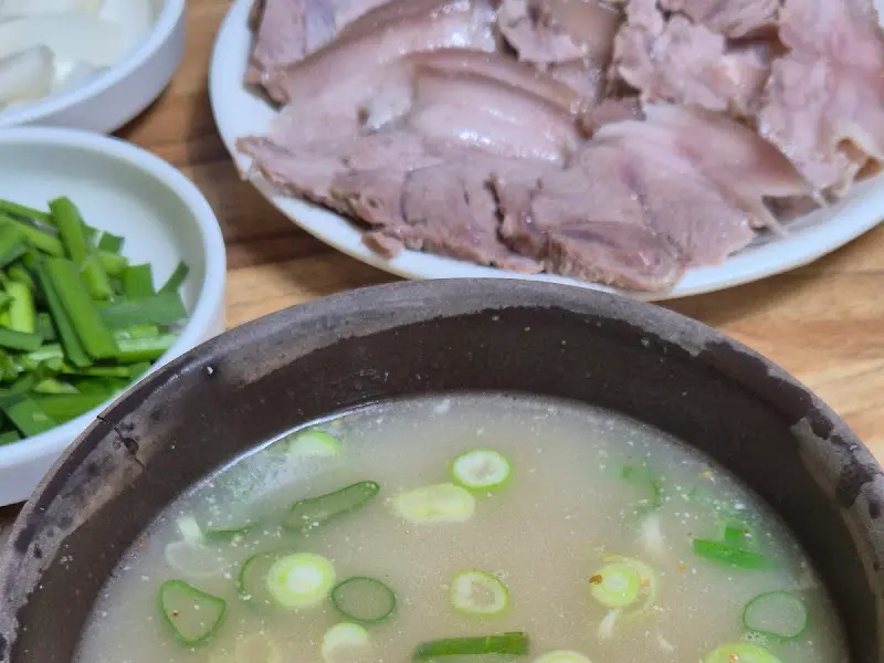 푸짐한 고기밥 한 상