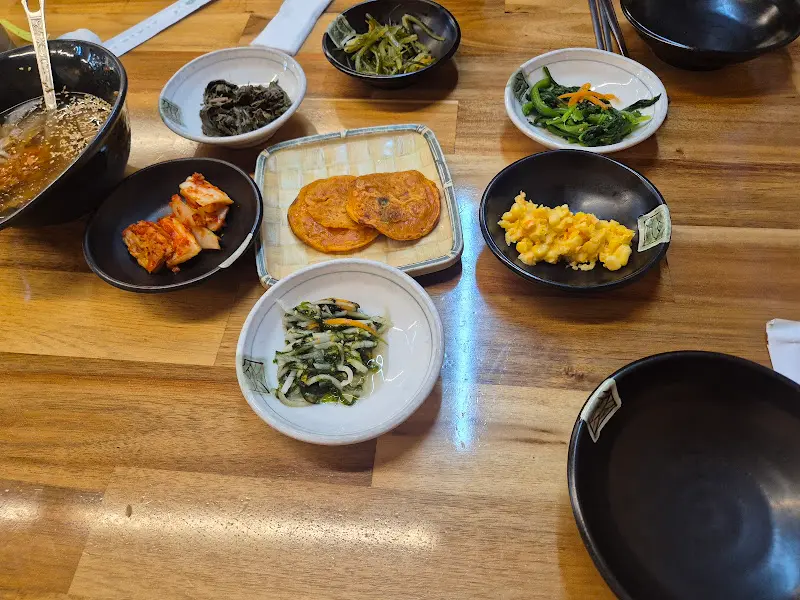 정갈하게 차려진 밑반찬들