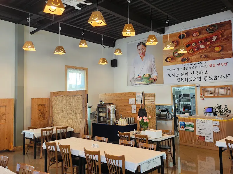 깔끔하고 넓은 식당 내부