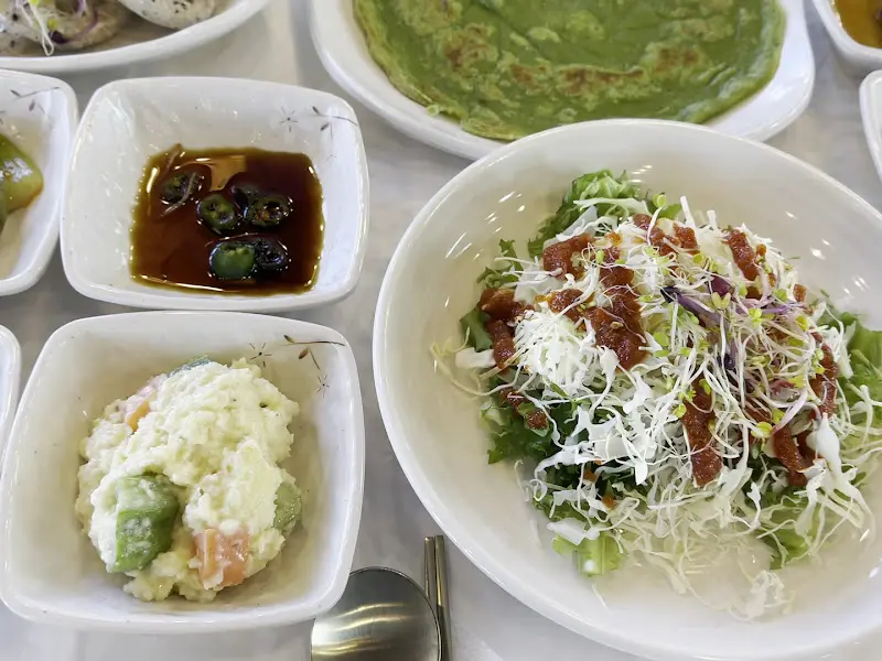 싱싱한 샐러드와 연잎전