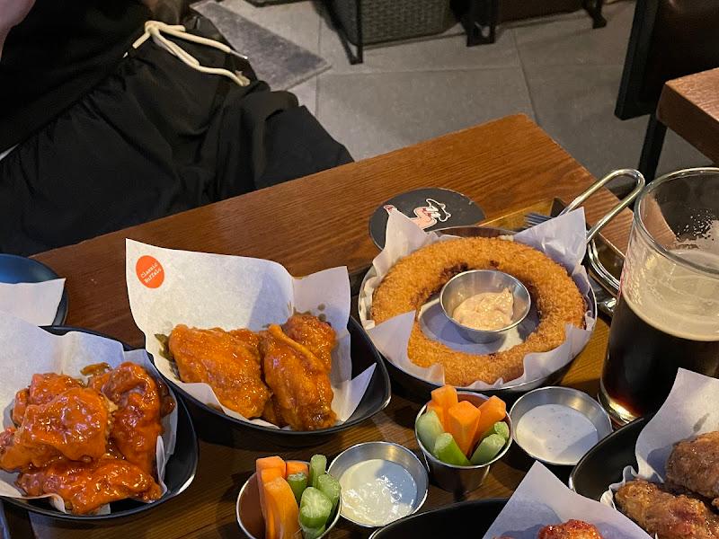 다채로운 윙과 사이드 메뉴들이 한 상 가득 차려진 모습