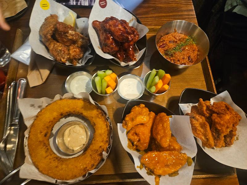 테이블 가득 놓인 윙, 감자튀김, 칠리 등 다양한 메뉴