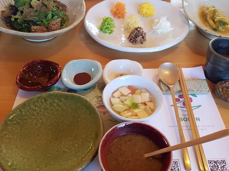 정갈하게 담긴 버섯 요리