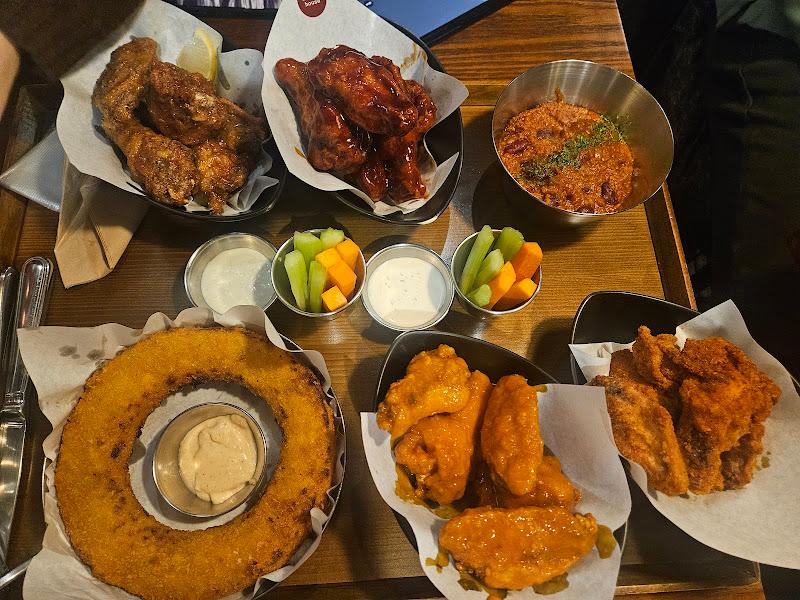 다양한 소스가 곁들여진 윙 요리