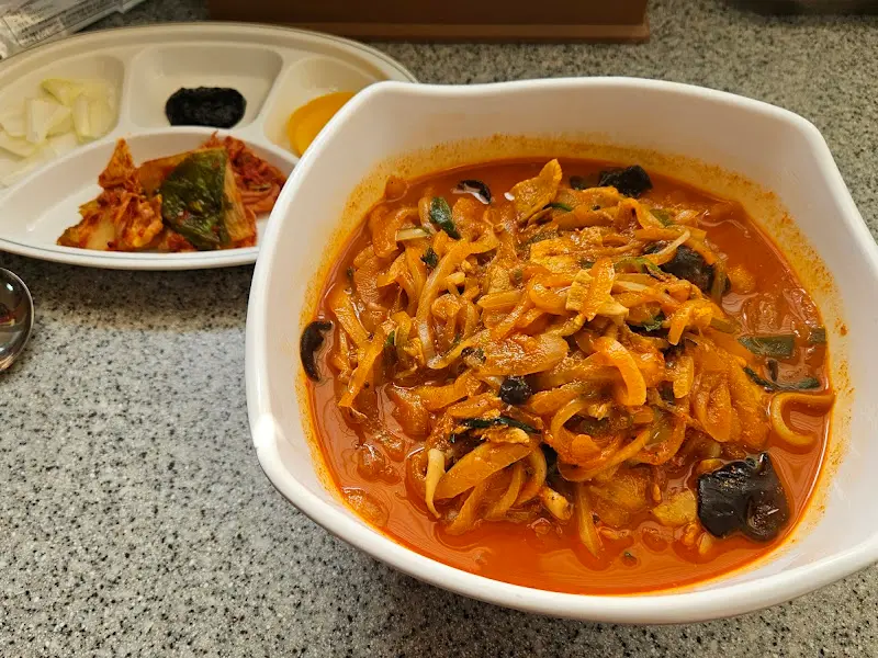 비빔짬뽕과 기본 반찬