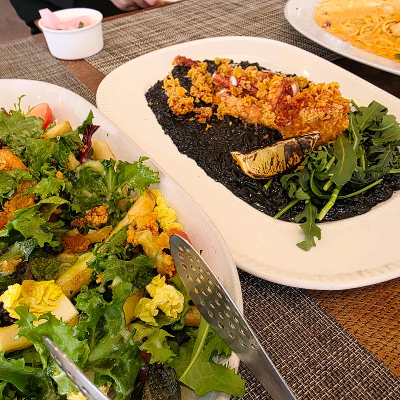 푸짐한 흰 대구살 튀김 샐러드