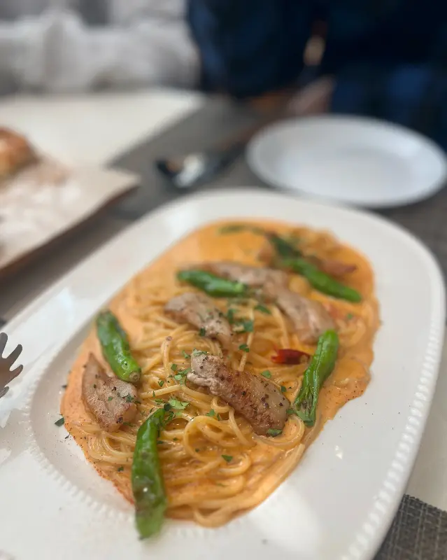 항정살 꽈리고추 파스타 근접샷