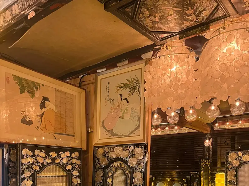 자개로 가득한 내부 인테리어