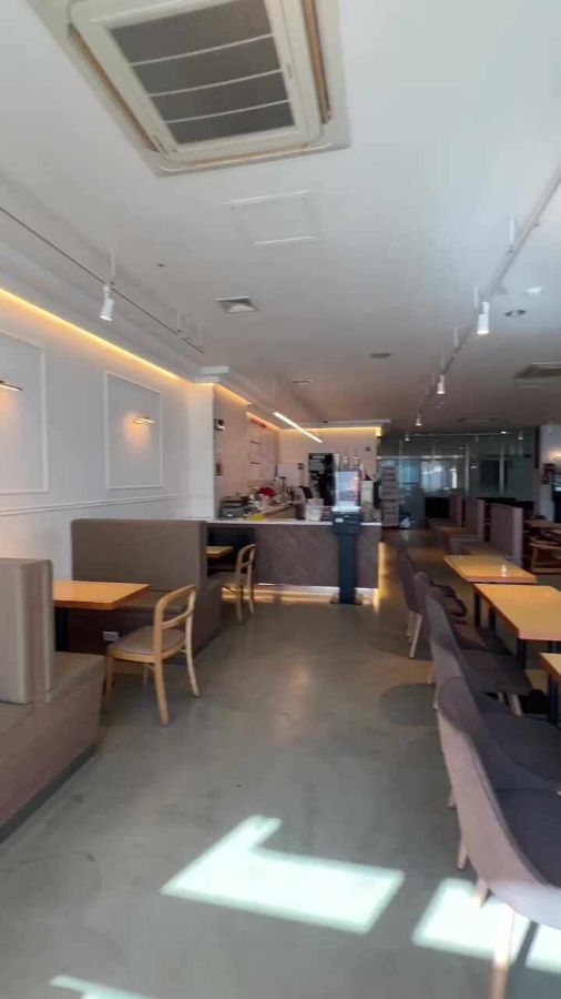 넓고 쾌적한 카페 내부