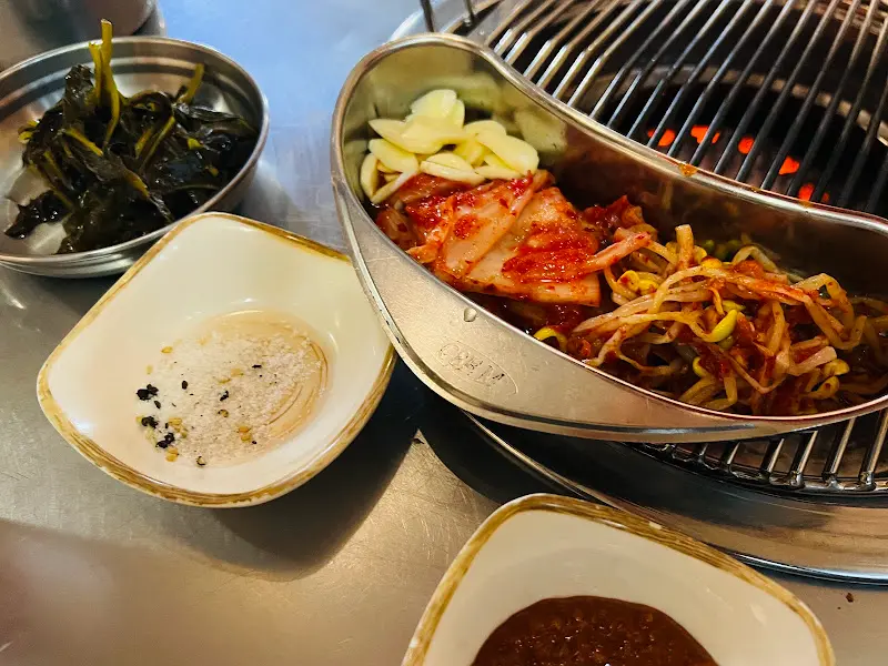 곁들여 먹는 반찬들