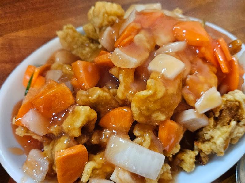 케첩 소스가 듬뿍 뿌려진 탕수육