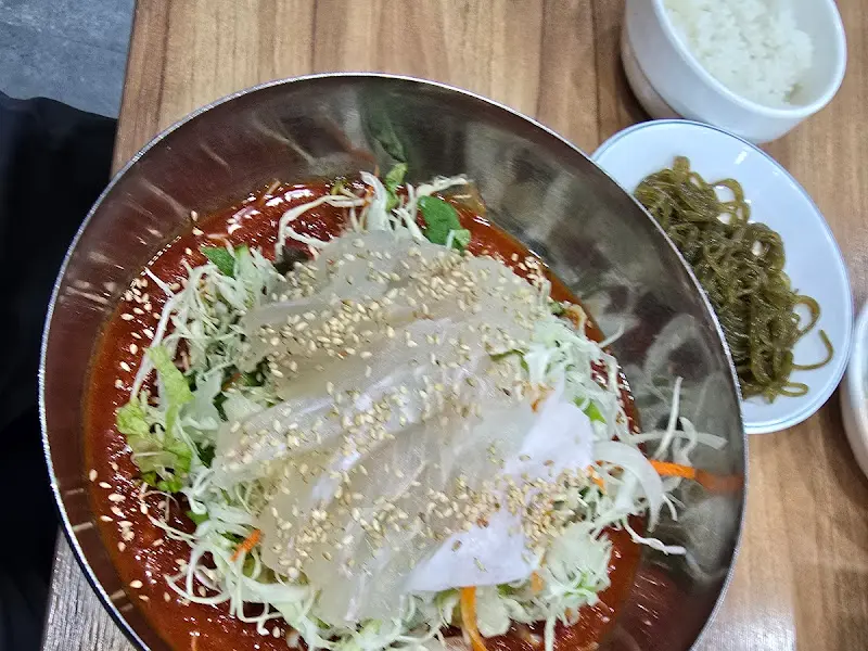 물회의 푸짐한 비주얼