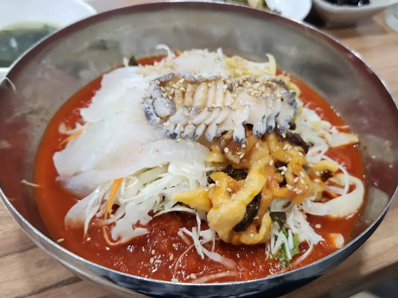 신선한 해산물 가득한 물회