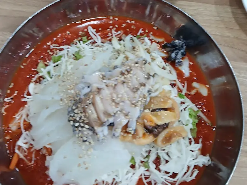 물회의 다양한 해산물 토핑