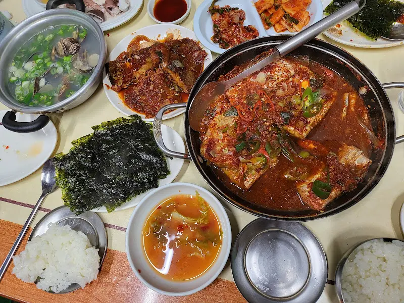 갈치조림과 다양한 메뉴