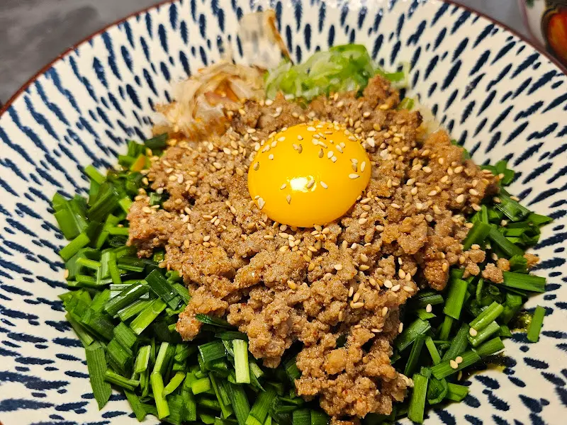 다채로운 재료가 어우러진 마제소바