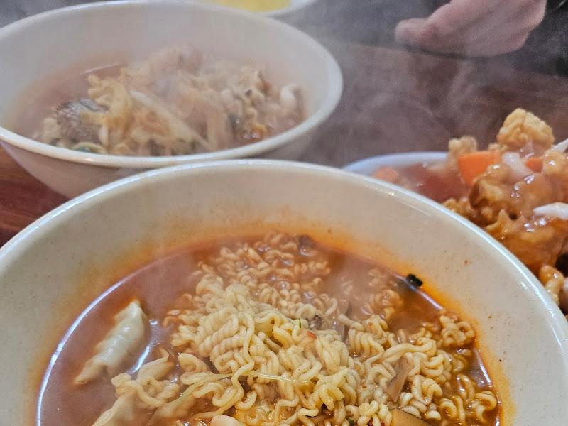 탕수육과 라면 한상차림