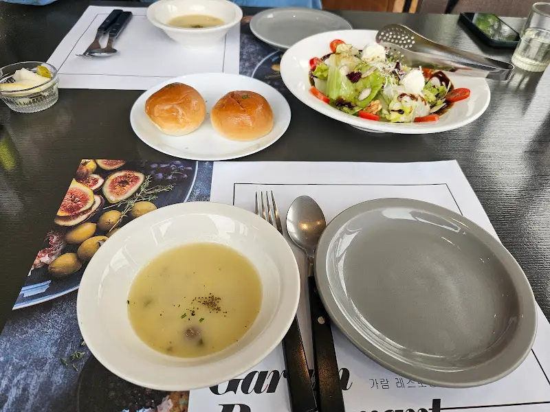 정식 메뉴에 포함된 샐러드, 스프, 빵