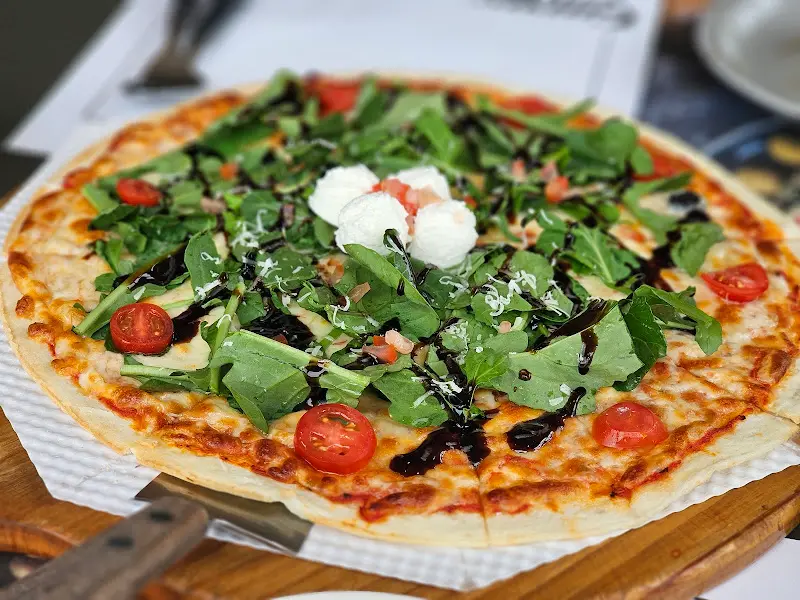 신선한 루꼴라가 듬뿍 올려진 루꼴라 피자