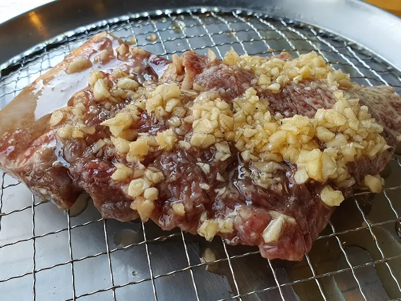 숯불 위에 올려진 고기