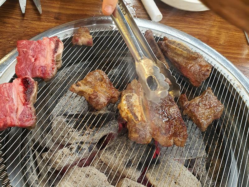 숯불 위에서 익어가는 생갈비